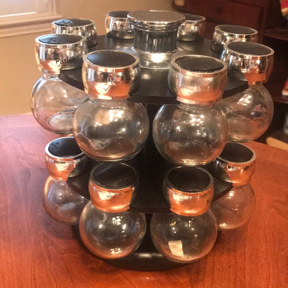 Spinning spice rack with labeled jars